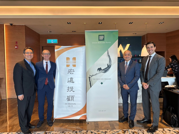 宏遠證(6015)旗下宏遠投顧為瑞聯UBAM全球增益策略債券基金美元系列產品之台灣總代理，瑞聯固定收益投資專家與亞洲高級經濟學家來台參與投資交流座談會，探討全球貨幣政策與非投資等級債券投資機會。圖左一為宏遠投顧董事長陳宏達、圖左二為瑞聯固定收益投資專家Olivier Debat、圖右二為瑞聯資產管理亞太區行政總裁藍維彬、圖右一